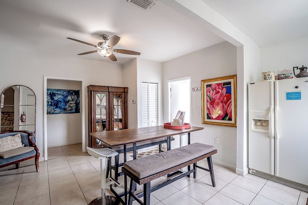 Miami Vacation Home 4 bedroom Parking.