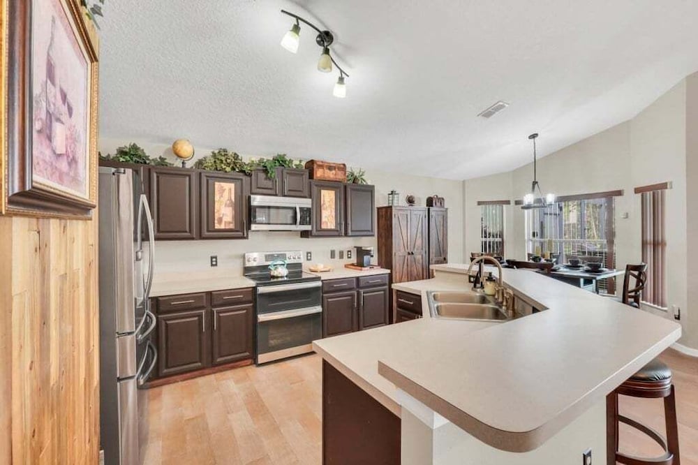 Large 4 bedroom Pool Home With Relaxing Vibes 4 Villa