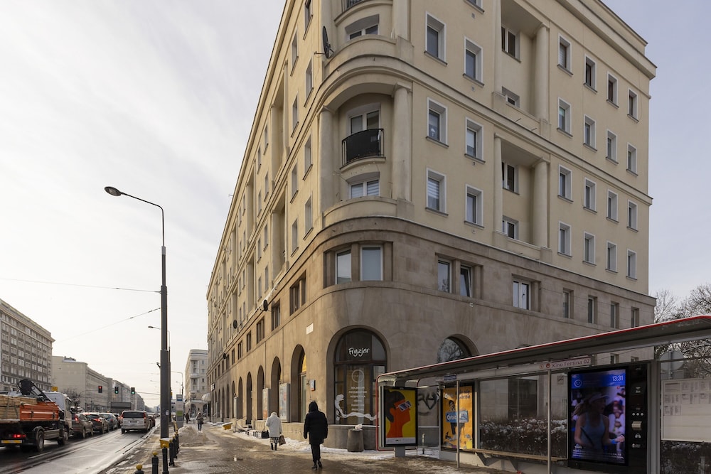 Al. Solidarności Apartment by Renters view 2