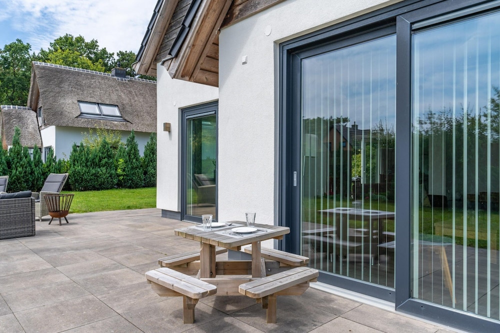 Spacious and Bright 10-person Holiday Villa