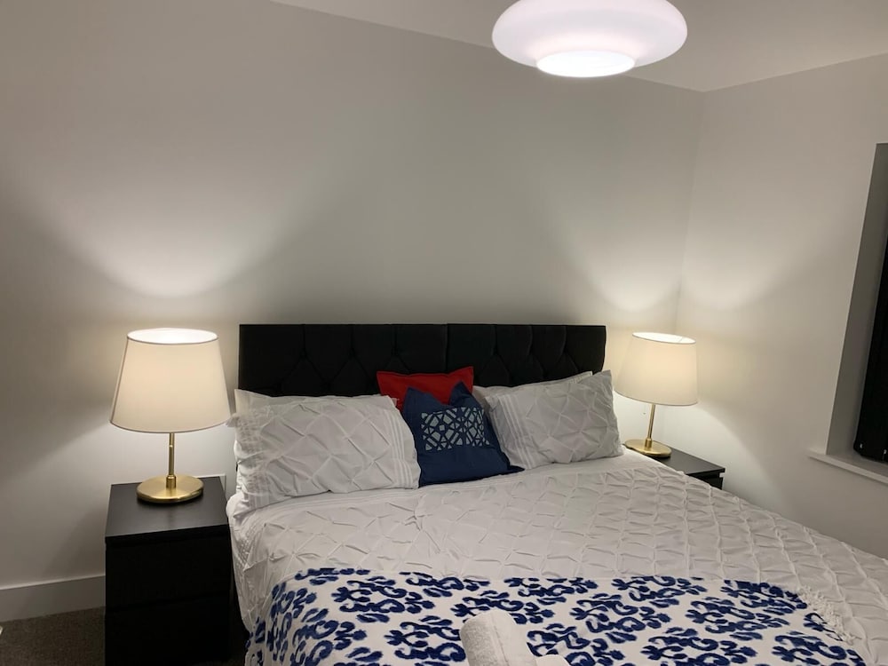 Brand New Entire 4 Bed House/multiple Parking view 5