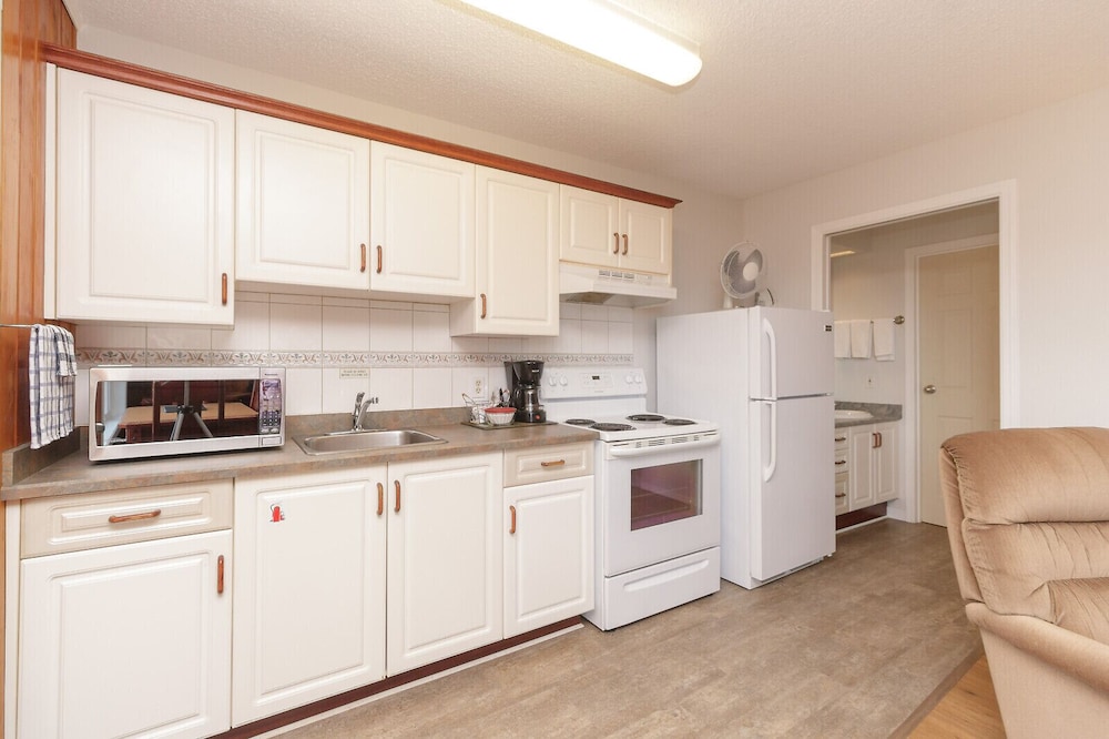 The Cedarwood Inn & Suites