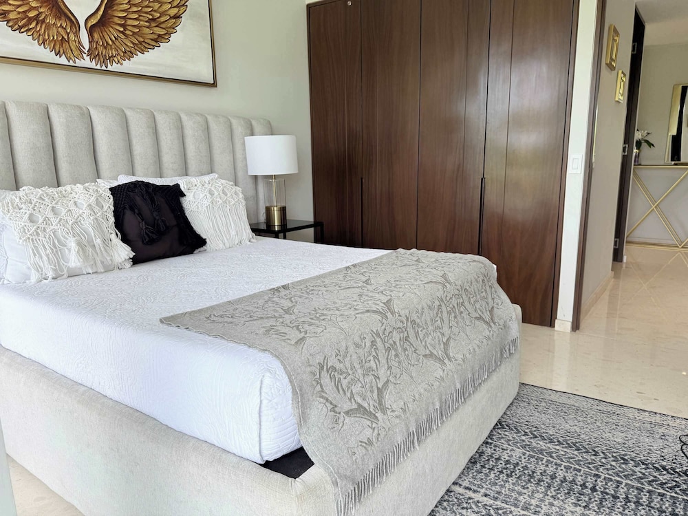 Luxury 2BR Bolongo Ocean View Private Beach