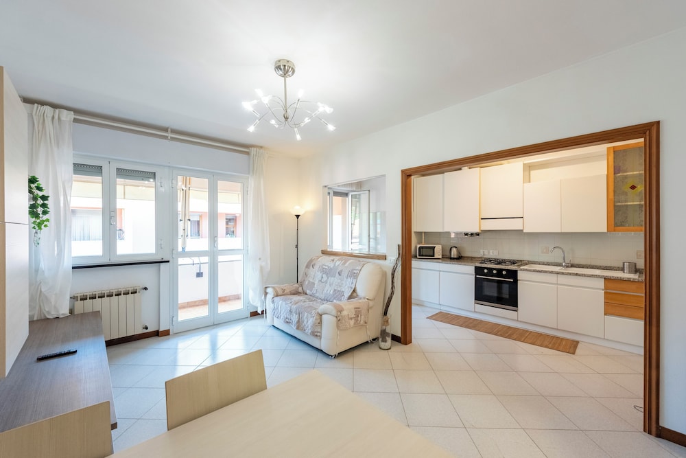 Charming 2-bed flat balcony & parking