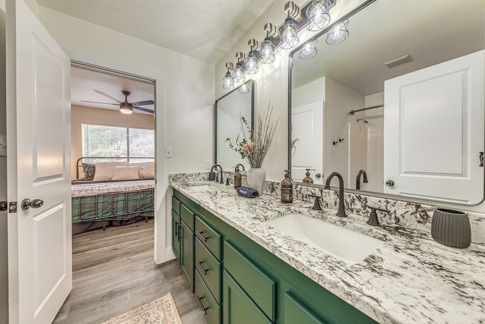 1 Mi to Grindstone Lake: Modern Ruidoso Retreat!