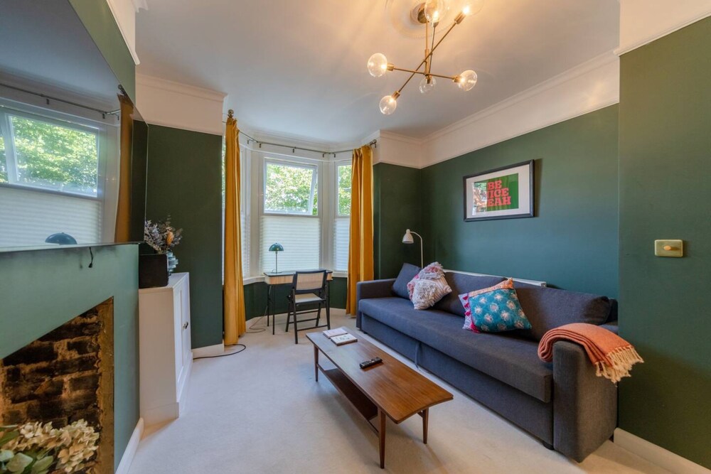 Charming 1 Bedroom Apartment in Shepherds Bush With Patio Area