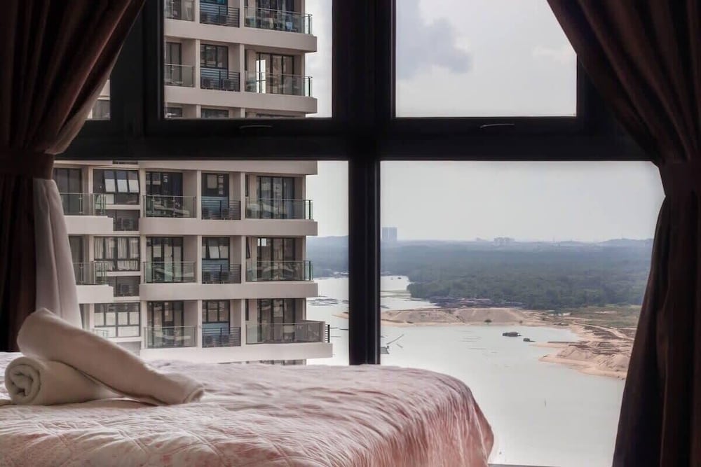 High-floor 2BR Suite, Water Views, Free Parking