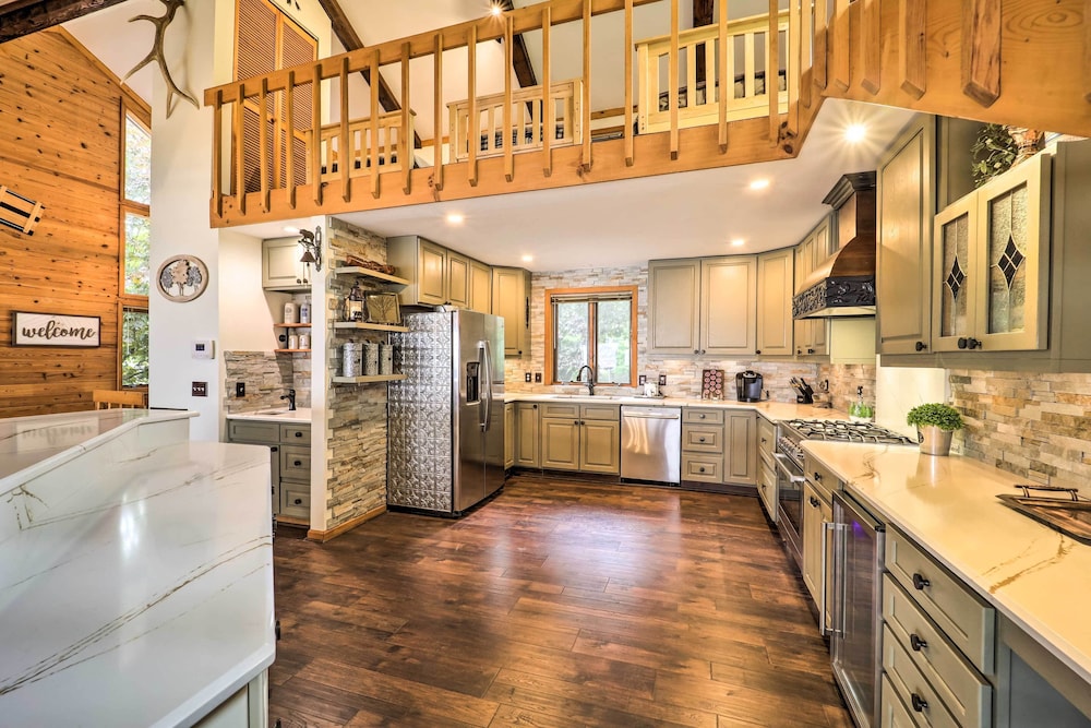 1/2 Mi to Beech Mountain Slopes: Cozy Family Home! view 3