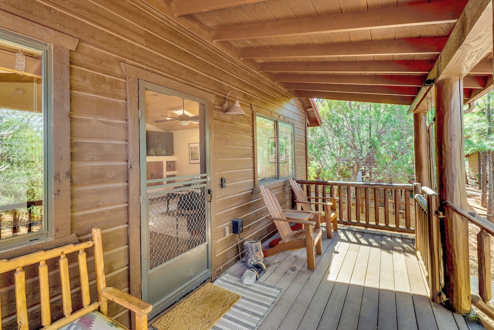 Pet-friendly Show Low Cabin w/ Patio & Gas Grill!