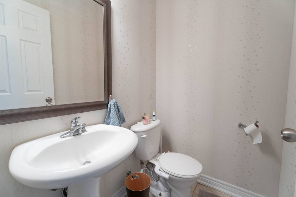 Stylish 4BR Oasis Peaceful Mississauga Location