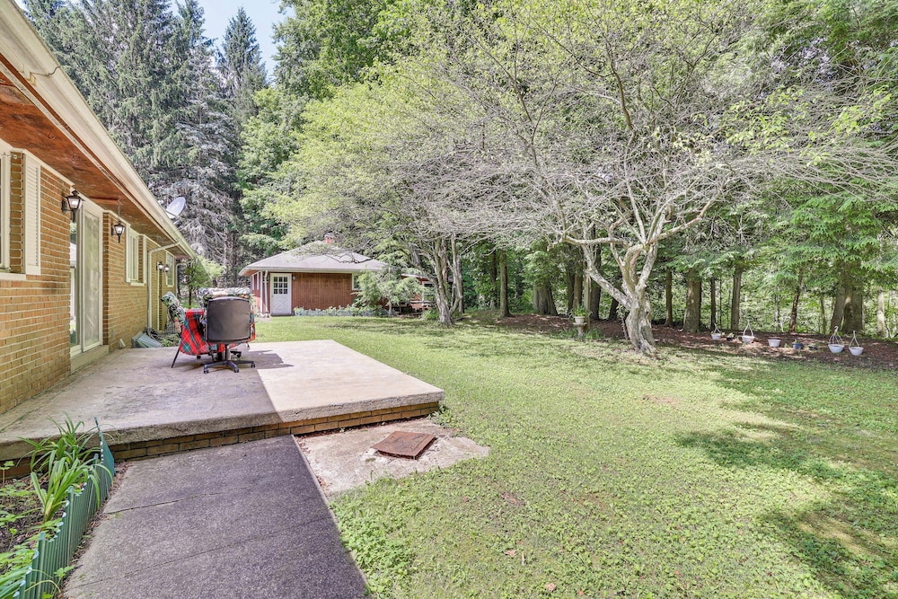 Pet-friendly Grove City Home w/ Lake on 19 Acres!