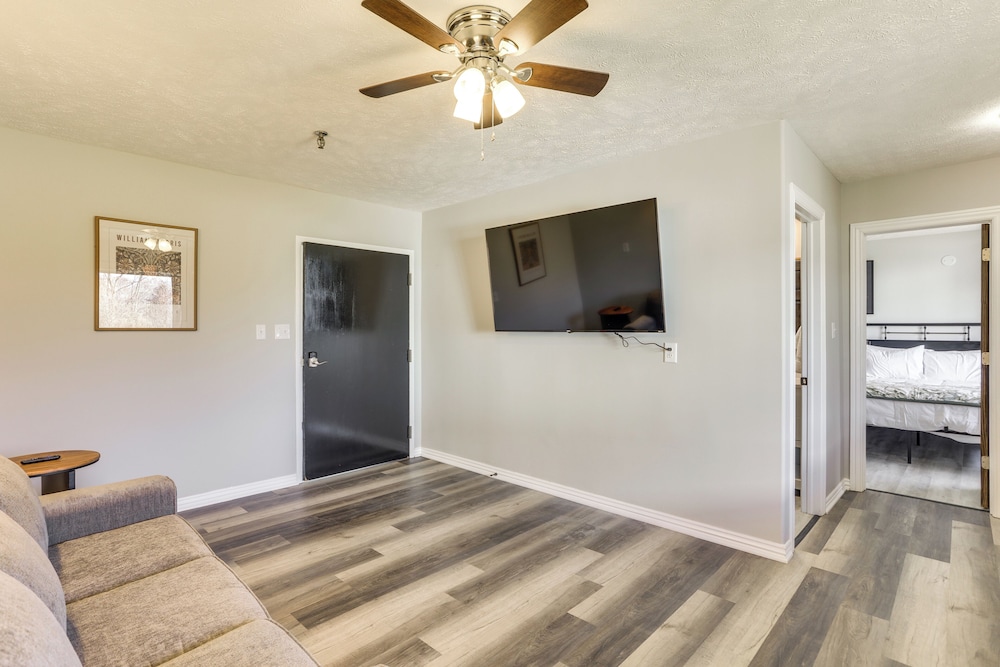 Golf, Shop, Tour & More: Oakland City Apartment