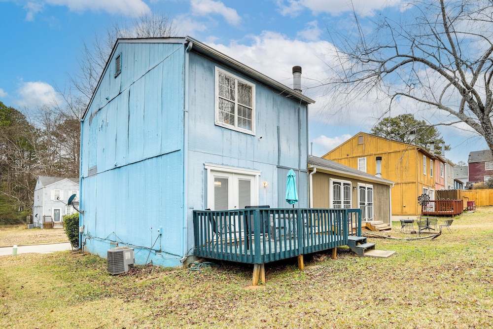 8 Mi to Stone Mountain: Quiet Getaway w/ Deck