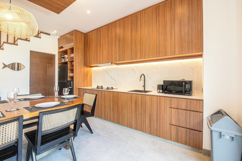 Opulent 5BR Modern Villa 400m From the Ocean