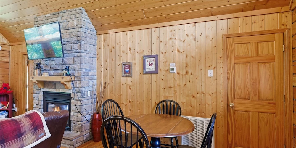 Smoky Mtn Lux Cabin Hot Tub Pool Views