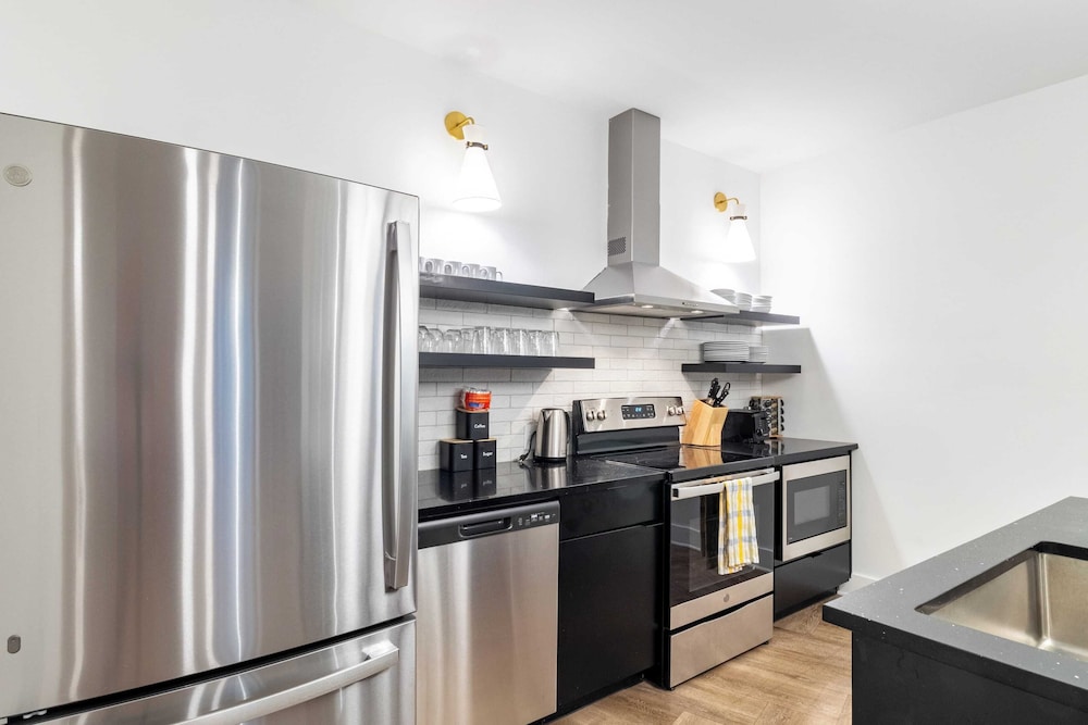 Dual Bachelor Pads w/ Rooftop Lounge & Games Sleeps 26 5 Min to Broadway