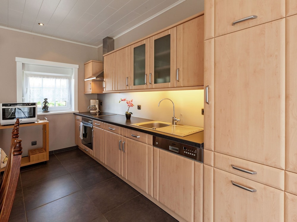 Cozy Cottage for 8 Guests view 4