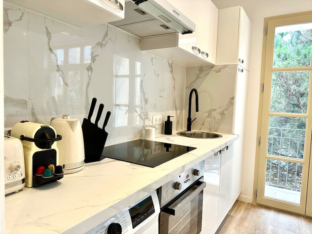 Modern Apartment - 1bd/4p - Center of St Tropez