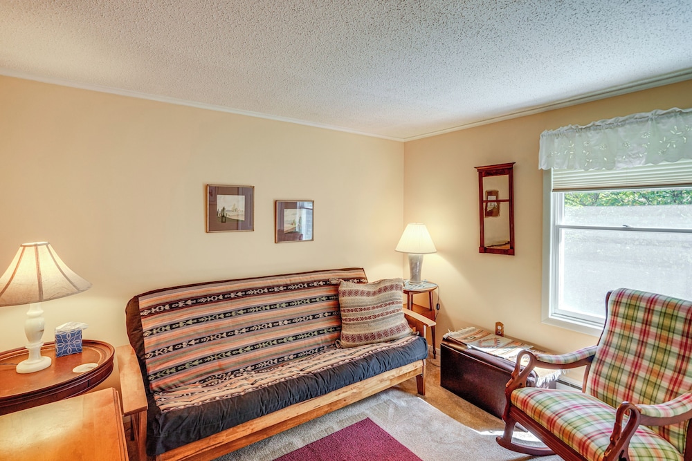 Quiet All-season Creekside Escape in Upstate!