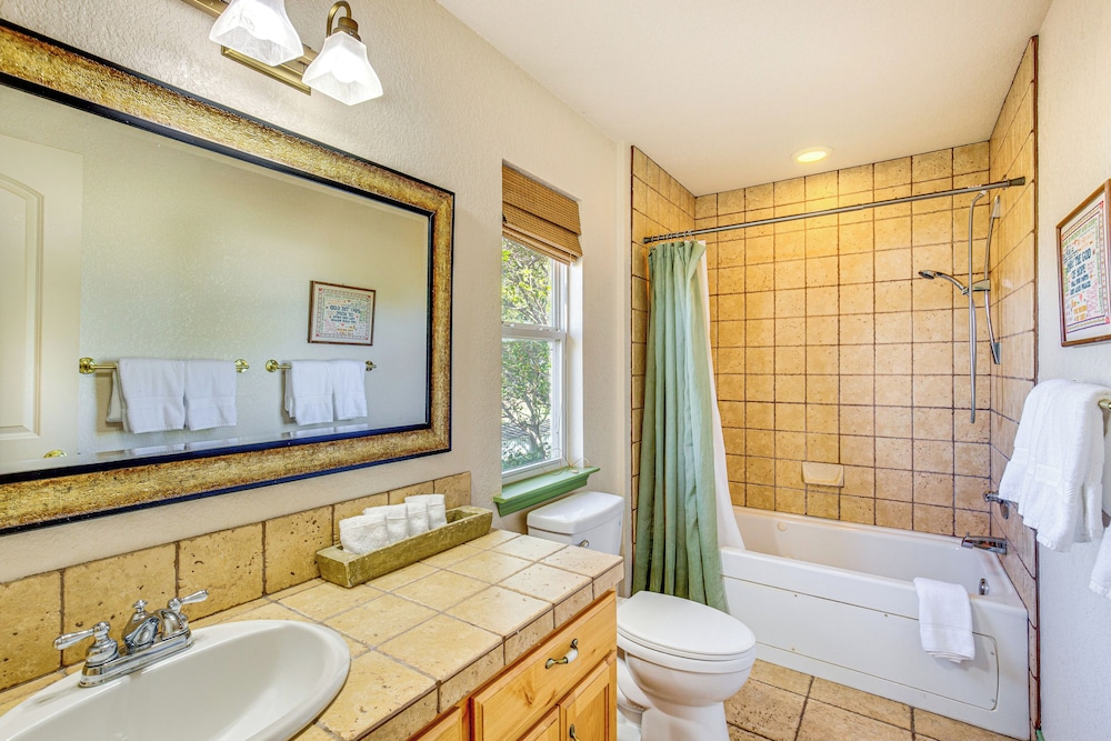 30 Mi to Fort Worth: Rural Retreat w/ Patio!