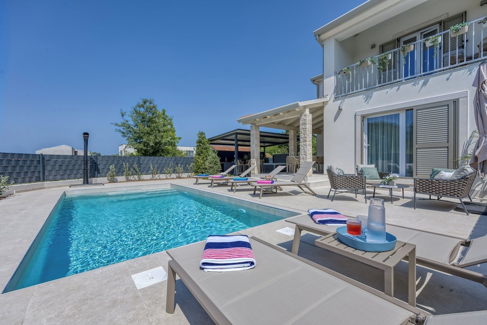 Villa Aria With Pool and Whirlpool