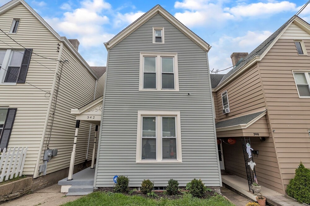 Recently Renovated Home In The Heart Of Bellevue! 2 Bedroom Home by RedAwning view 3