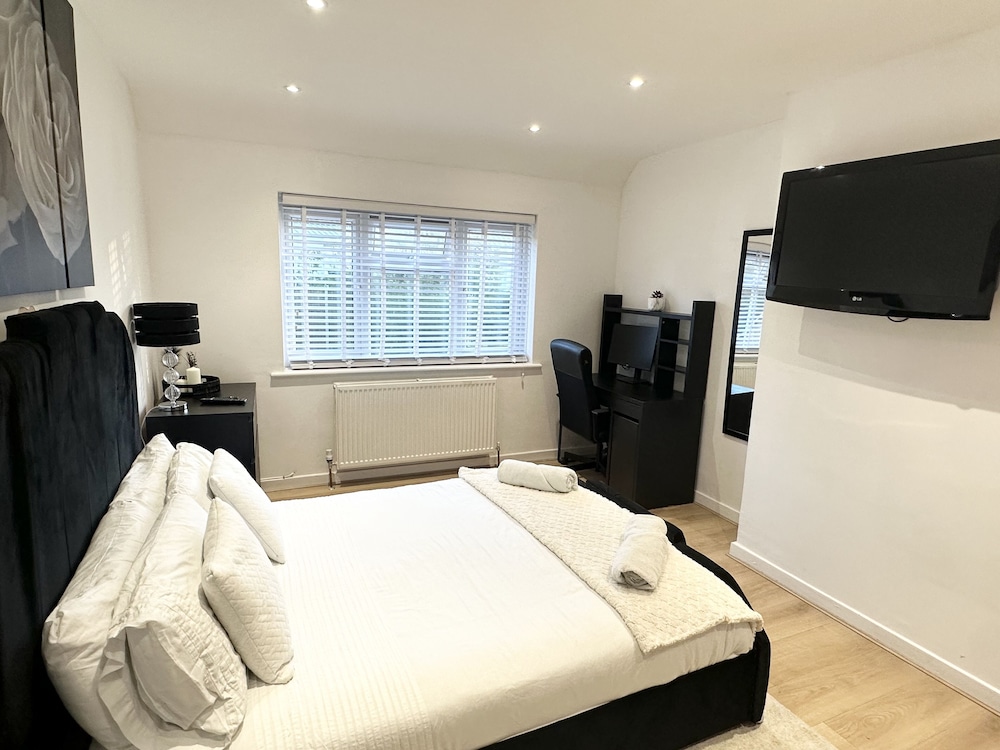 Charming 3-bed Home Minutes From City Centre view 2