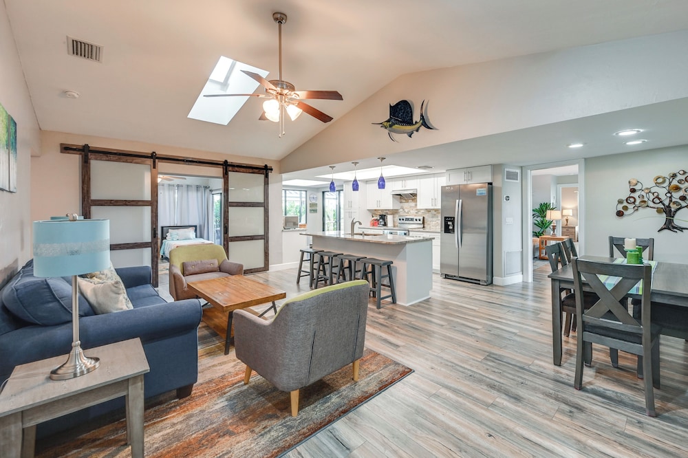 Walk to the Beach! Canal-front Marco Island Home