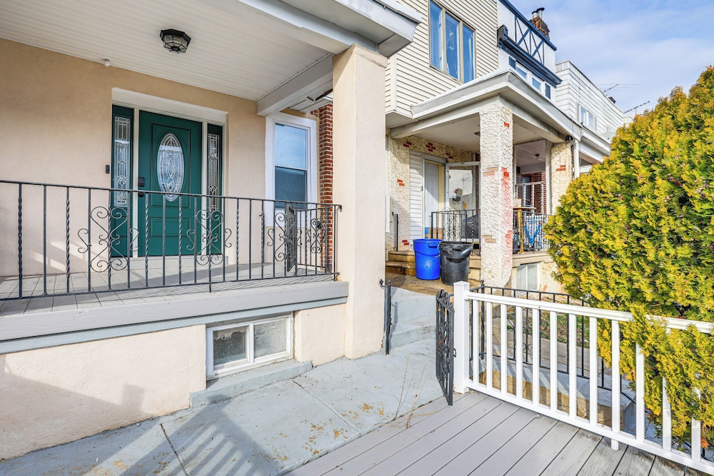 6 Mi to Eagles Games: Stylish Philly Townhome!