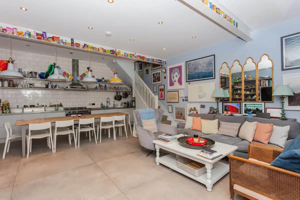 Contemporary 2 Bedroom House in Vibrant Shepherds Bush