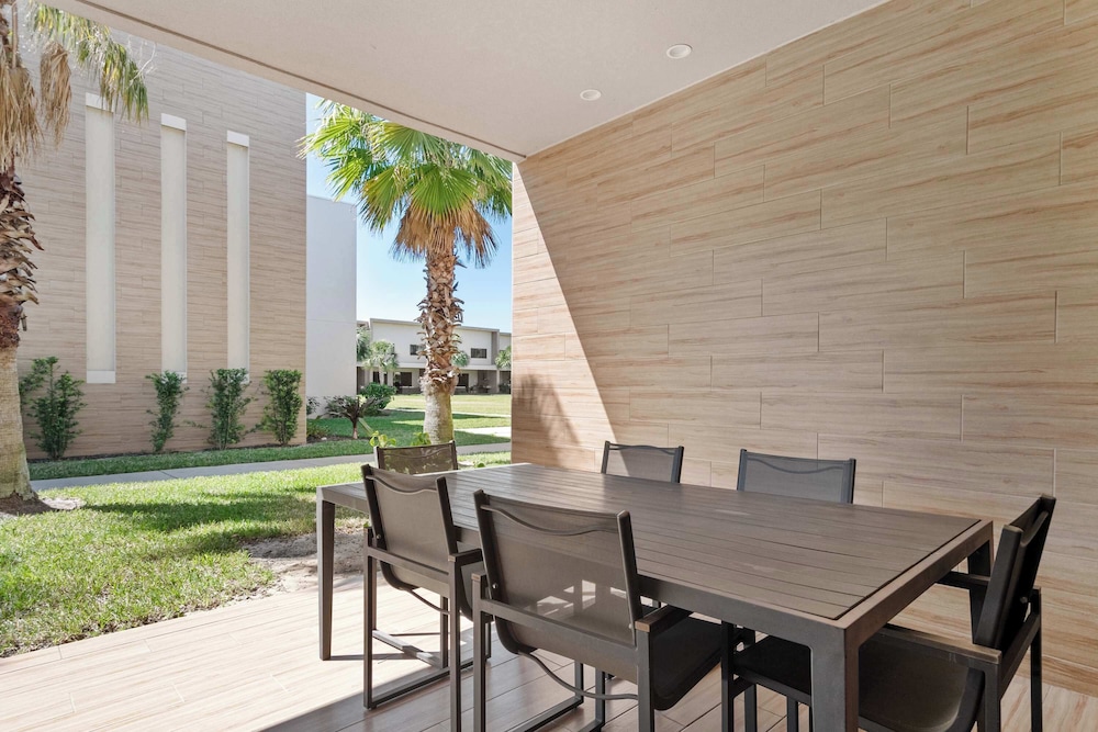 Chic Disney Villa Stunning Patio, Resort Amenities & Minutes From Parks