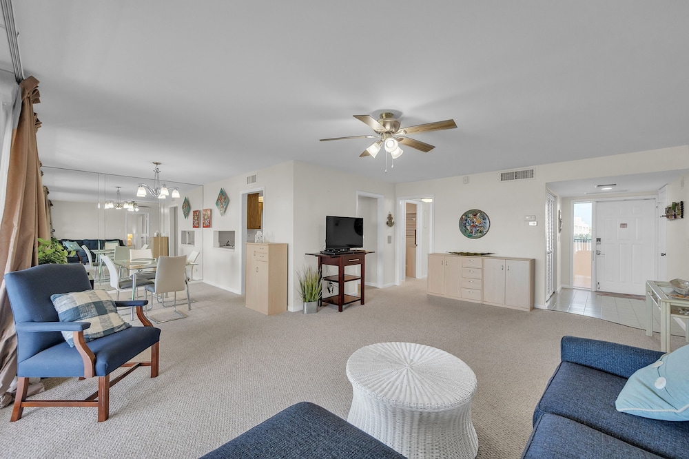Gulf-view Condo With Resort-style Amenities 2 Bedroom Condo