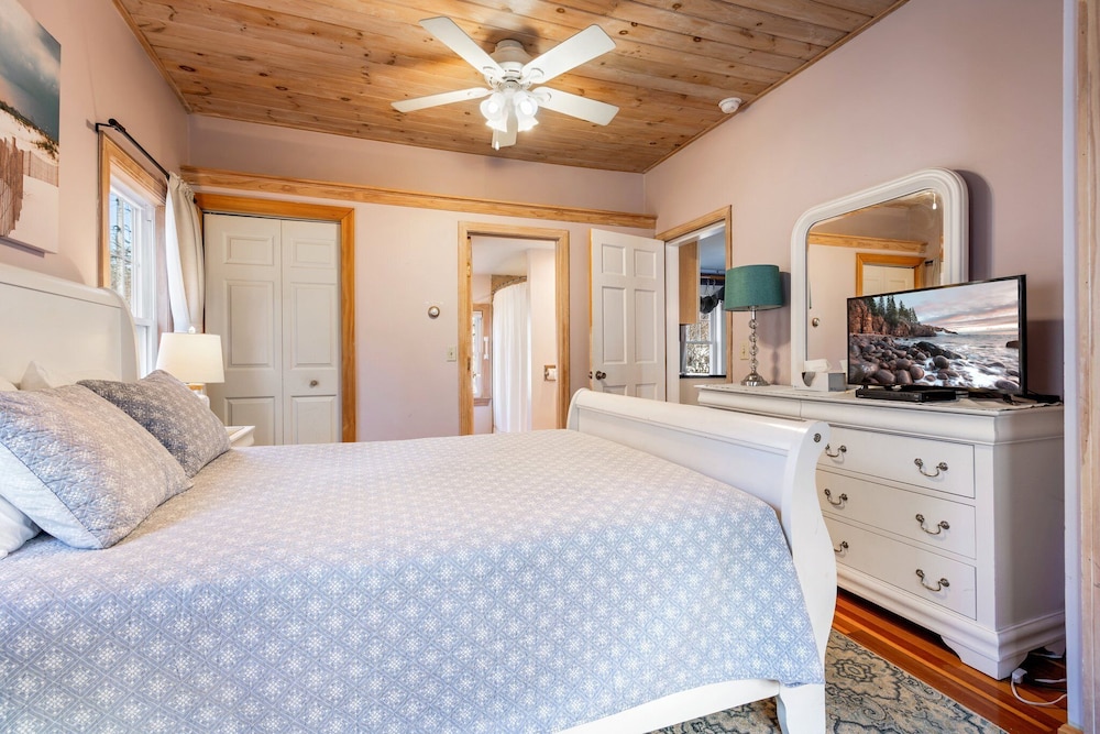 Ogunquit Village 4BR Walk to Beach, Dining & Town Center