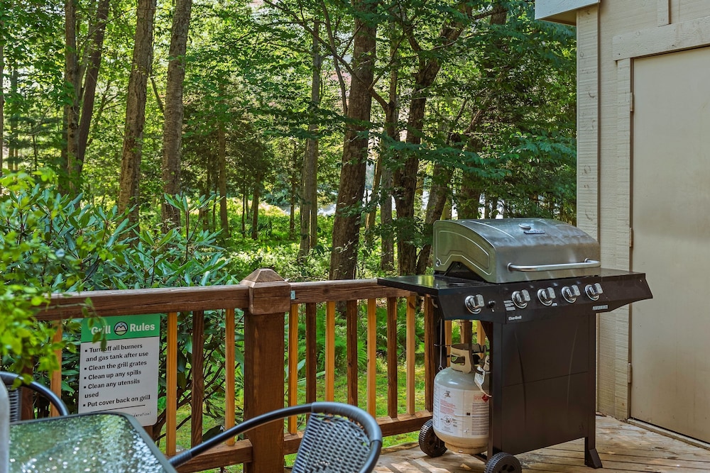 Pocono Bear Den by Avantstay Stylish Modern Deck w Grill Outdoor Dining