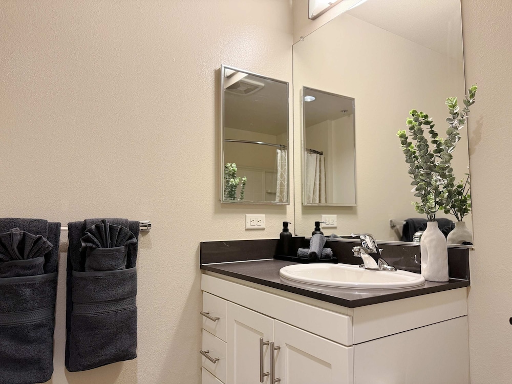 New Oasis Near Disneyland Pool Gym Free Parking