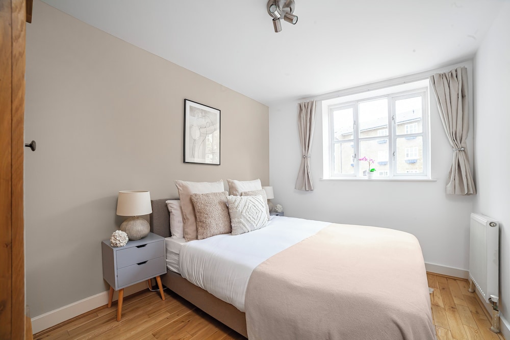 The Canary Wharf Flat view 3