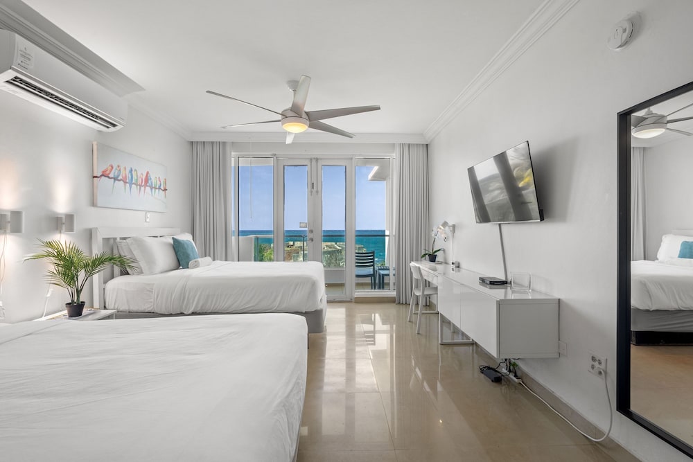 Cozy Oceanfront Getaway Balcony Sea View