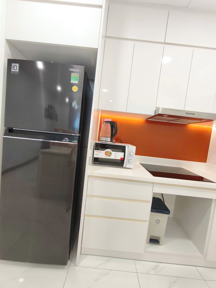 Skyway White & Silver Riverside Resident - Binh Thanh, HCM