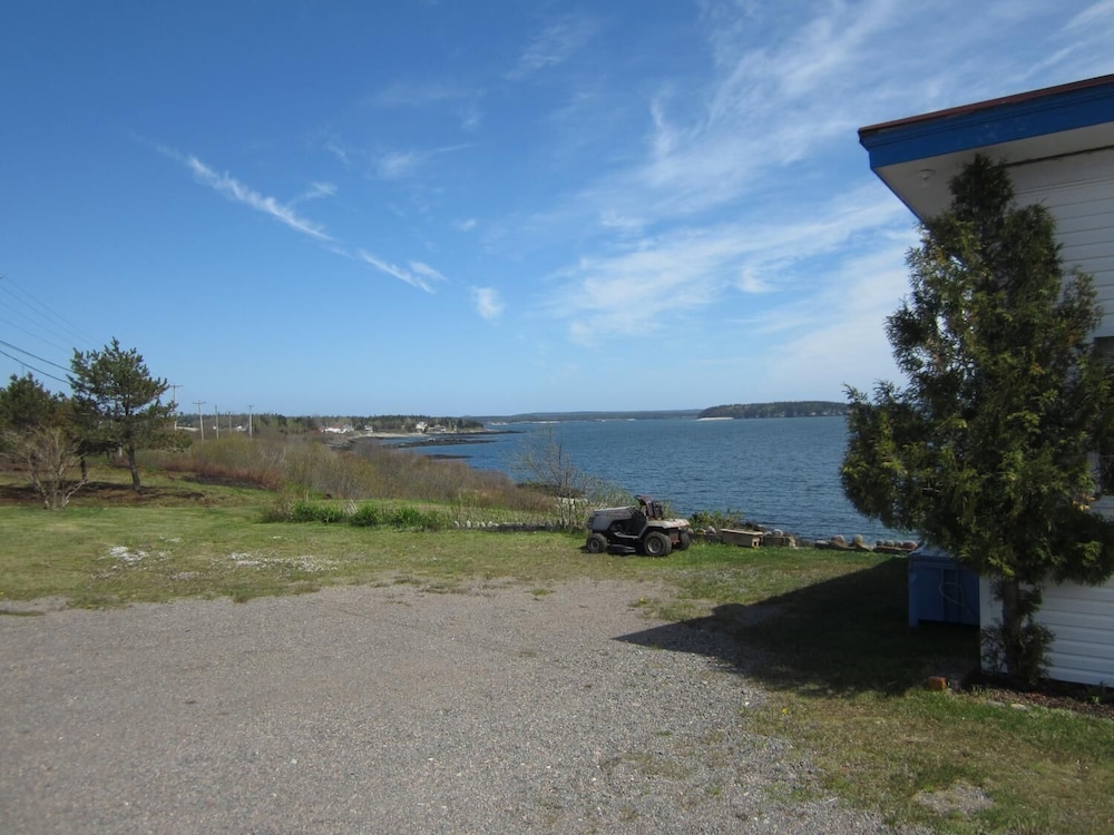 Baybreeze Restaurant and Motel