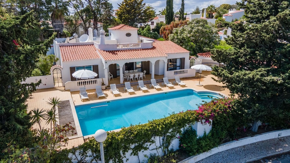 Joana Stunning Villa IS A 10 MIN Walk TO THE BEA