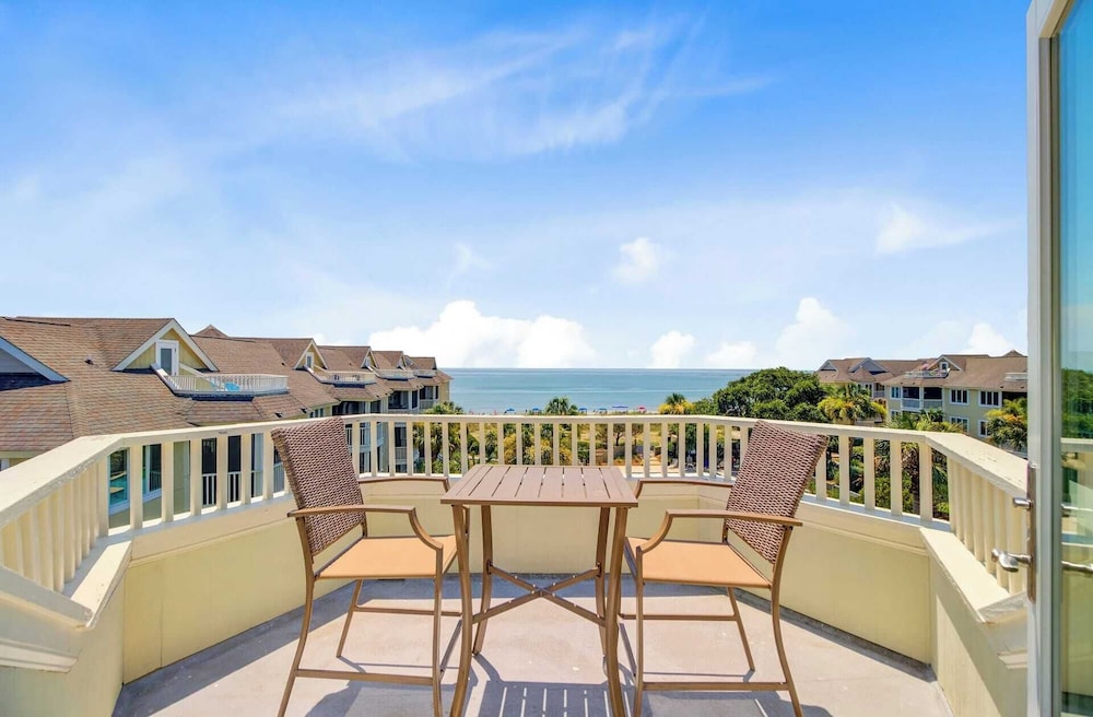 Oceanview Condo + Pool, Balcony & Beach Access 304 D Port O Call by Avantstay