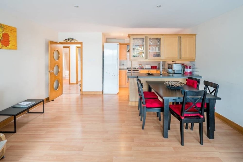 Bright 2 Bed 2 Bath apt Near Canary Wharf