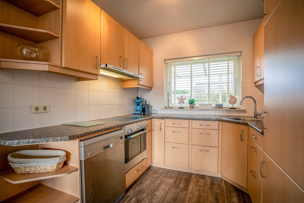 Modernly Furnished 6-person Bungalow in the Seaside Resort of De Koog