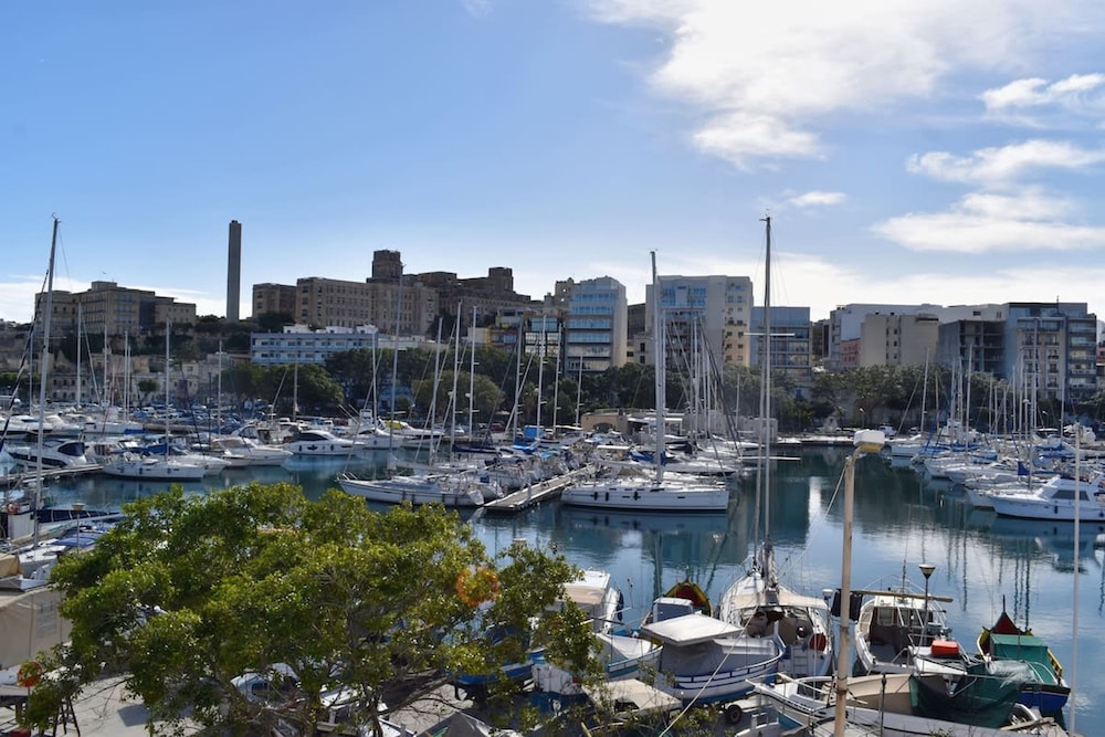 Sea View Spacious 2 Bedroom Central Apartment