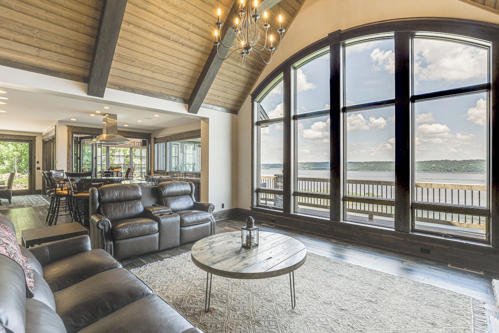 River Views + Wraparound Deck: Dubuque Getaway
