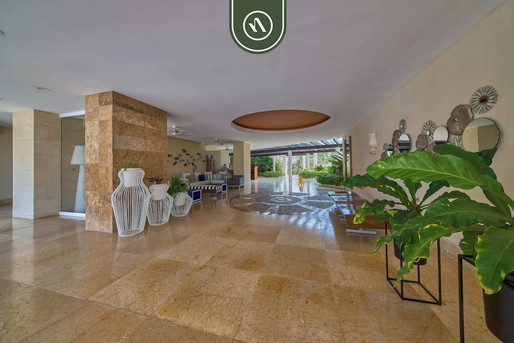 Oceanfront 2 BR Condo - Beach - Restaurant - Gym