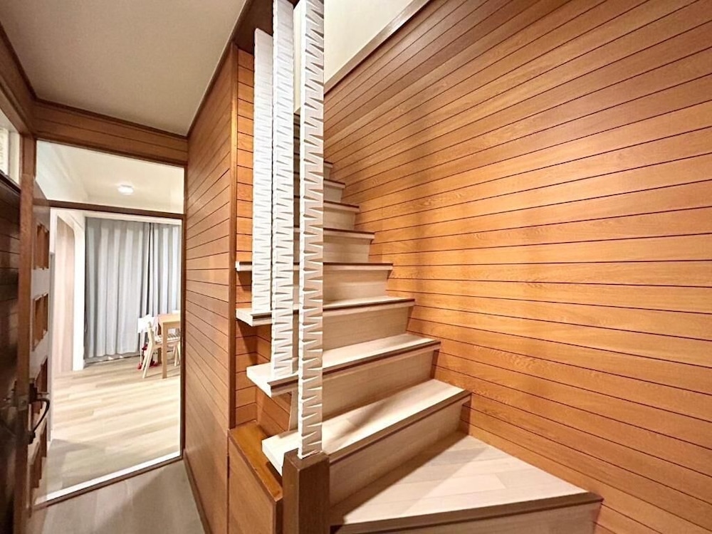 Warashibe House