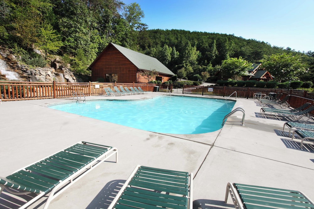 Chilling Bear Lodge