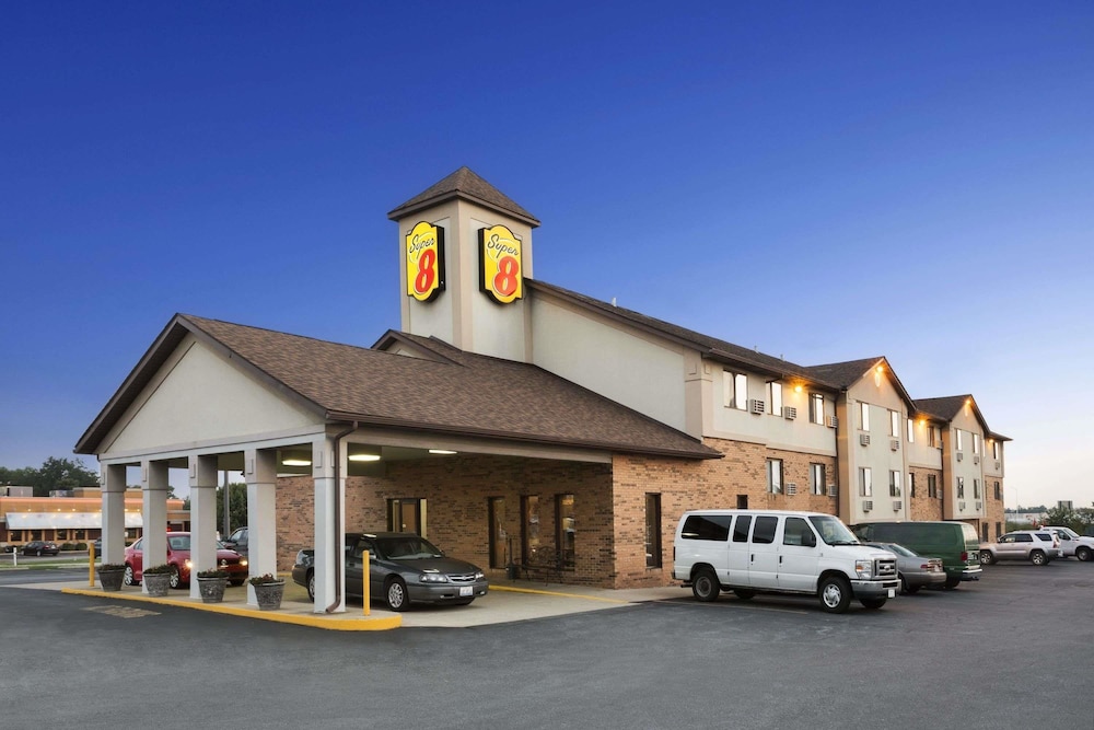 Mount Vernon Vacations - Super 8 by Wyndham Mt. Vernon IL - Property Image 1