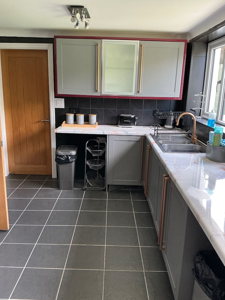 Cozy Coastal Retreat in Colwyn bay Sleeps 8